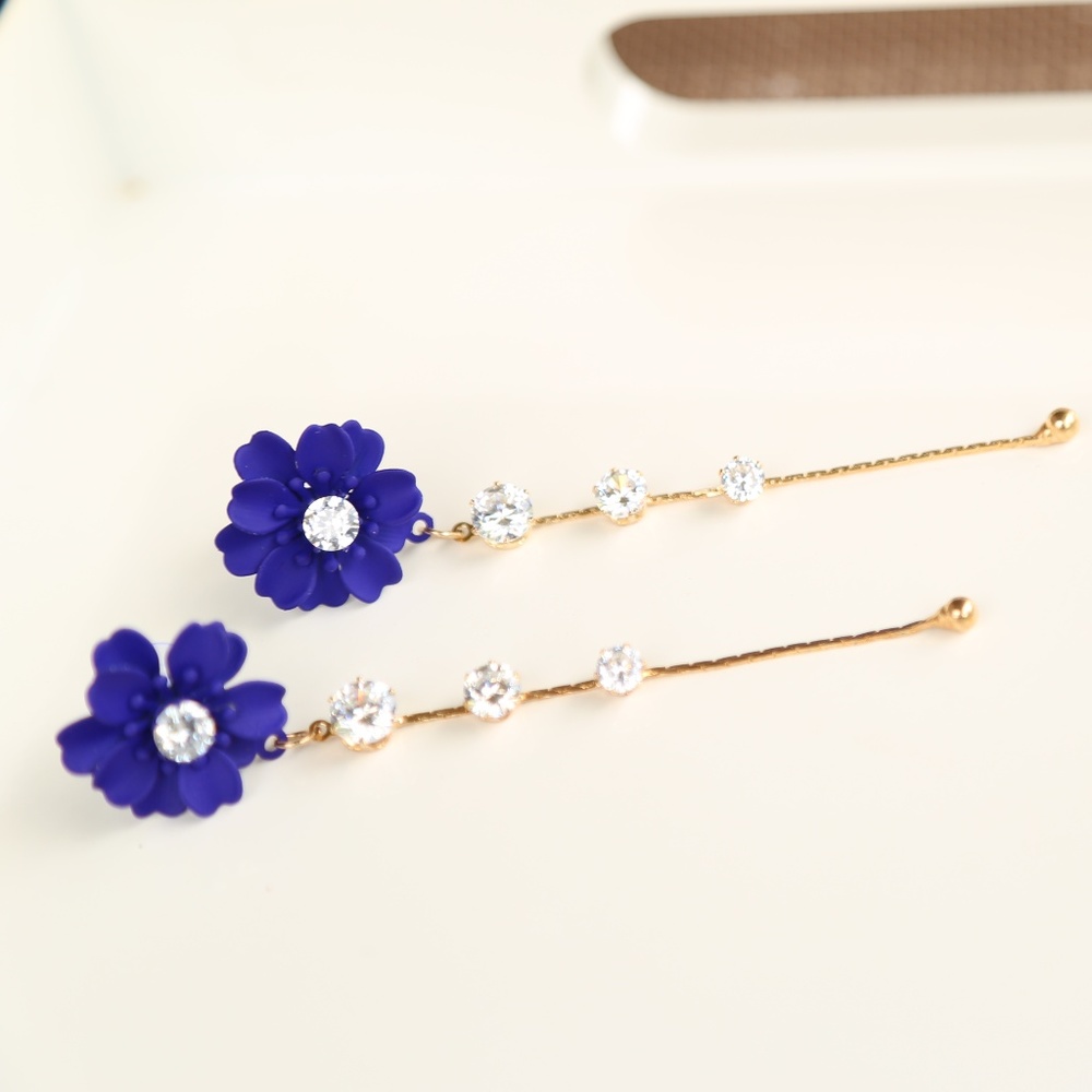 NWT Blue flower dangle earrings with gold …
